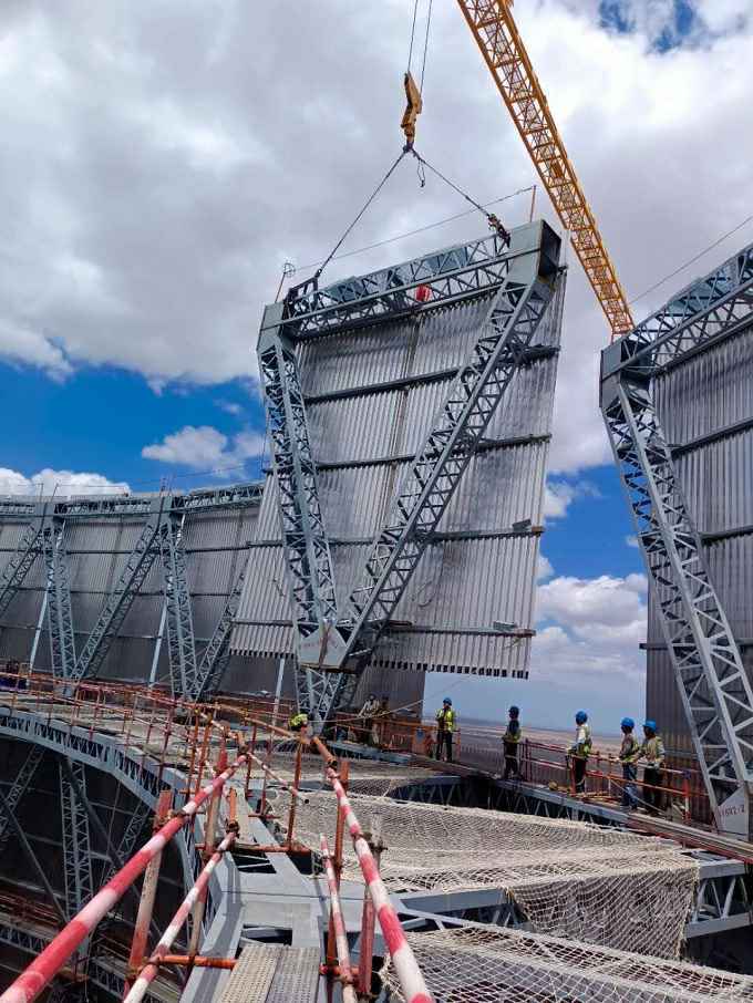 图片1最后一榀钢三角精准就位 - 副本.jpg 图片1最后一榀钢三角精准就位 - 副本.jpg